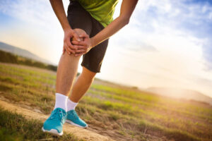 Runner suffering from IT band syndrome